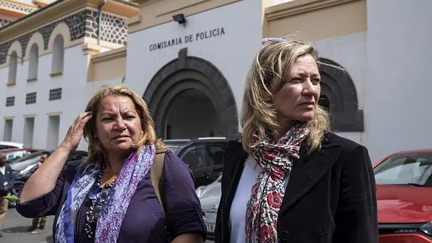 Las diputadas de Podemos por la provincia de Las Palmas, Victoria Rosell (d) y Meri Pita (i),