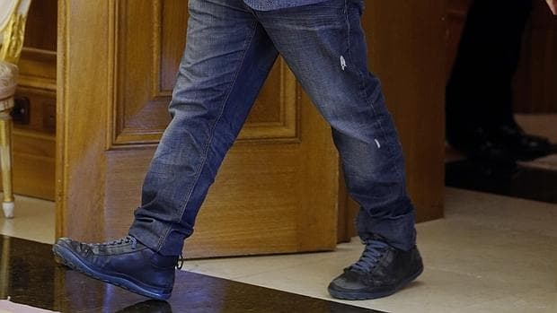 Detalle de los pantalones vaqueros con dos desgarros que llevó Xavier Domènech a La Zarzuela