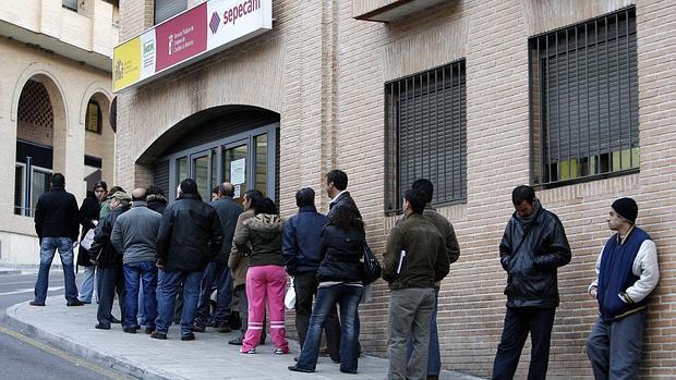 Desempleados haciendo cola a las puertas del Sepecam