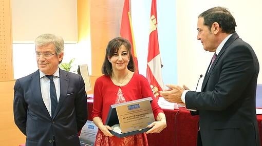 La jefe de Unidad de Alergia del Hospital Río Hortega, Alicia Armentia, recoge el premio al mejor servicio de alergología e inmunología clínica