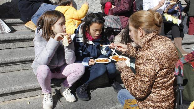 En Carnaval también se realizó un reparto de carcamusas en la plaza del Ayuntamiento