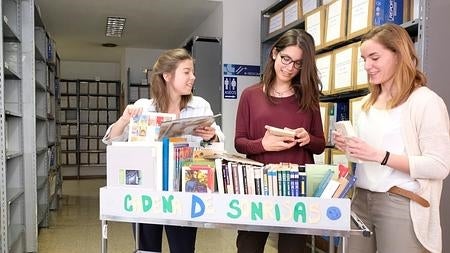 Las estudiantes Blanca, Patricia y Henar son las artífices de poner en marcha este programa de voluntariado de lectura