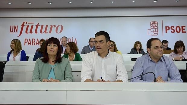 Mikaela Navarro, Pedro Sánchez y César Luena
