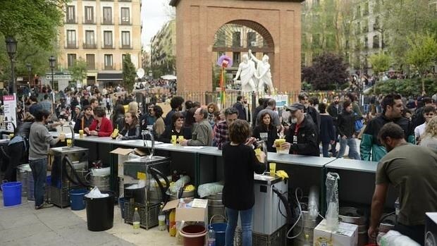 La gran barra vecinal que ocupa la Plaza del Dos de Mayo, expende bebidas a precios populares