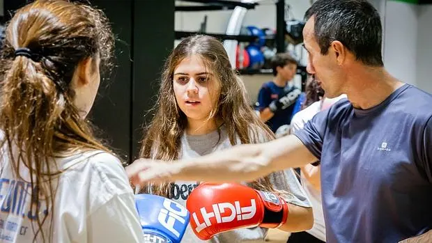 José Luis Serrano, enseñando técnicas de boxeo a dos chicas