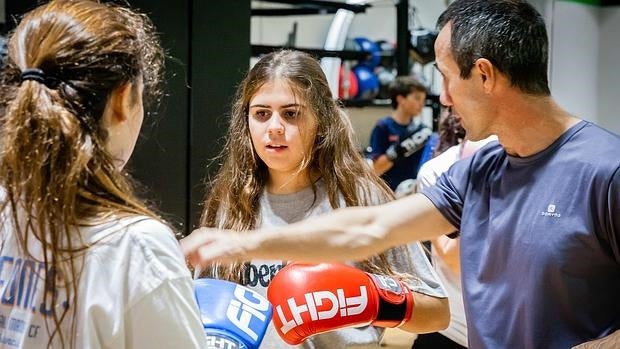 José Luis Serrano, enseñando técnicas de boxeo a dos chicas