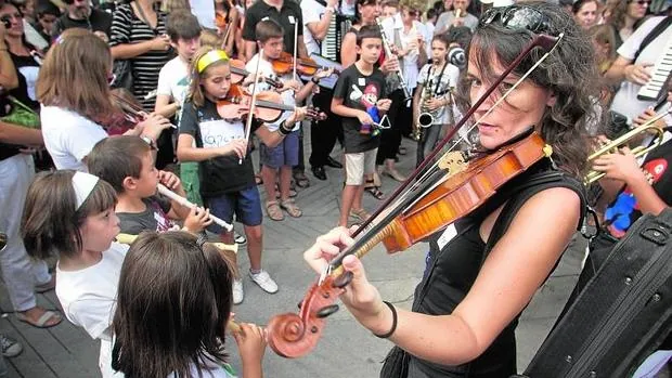 Protesta en contra de los recortes a las escuelas públicas municipales de Música y Danza