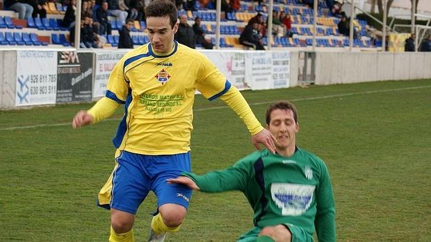 El jugador de La Solana, Víctor Manuel Agudo, con camiseta amarilla, protagonista en la jornada del domingo en el Grupo I de Preferente, al marcar cinco goles