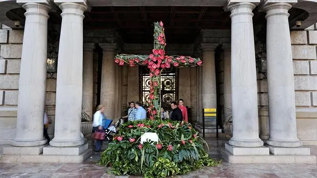 Imagen de la Cruz de Mayo instalada en el Ayuntamiento en el año 2014