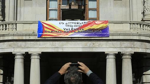 Imagen de la pancarta republicana en el balcón del Ayuntamiento de Valencia