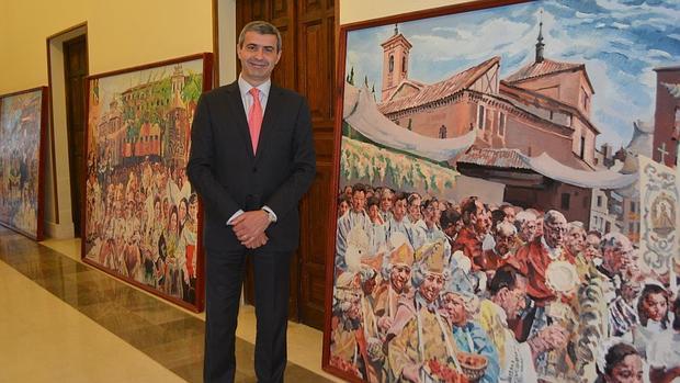 El presidente de la Diputación posa junto a los cuadros de Tomás Peces