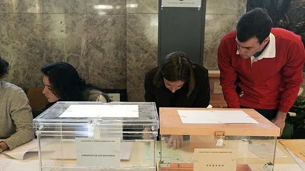 Una mesa electoral en unas elecciones generales en España