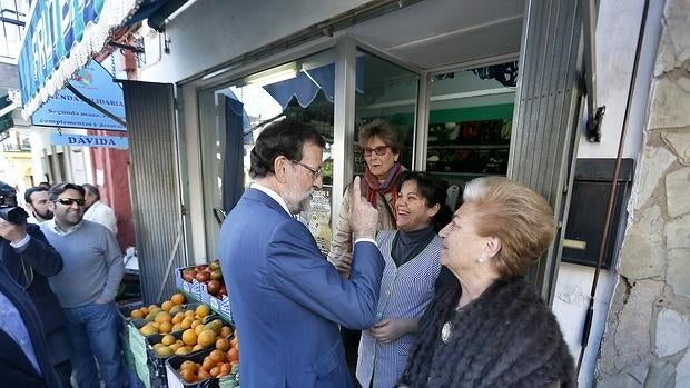 Rajoy, durante un paseo por la localidad de Tomares