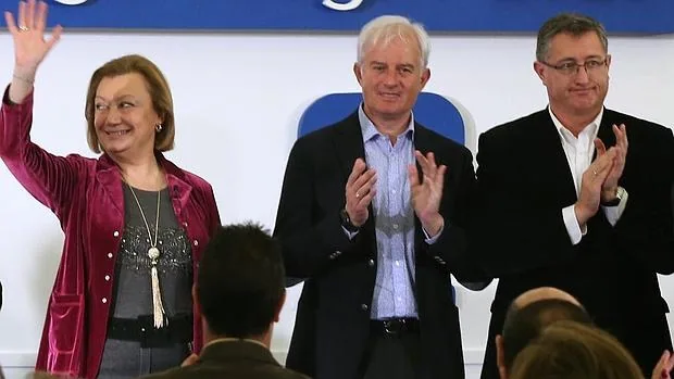 La líder del PP aragonés, Luisa Fernanda Rudi, con los candidatos Eloy Suárez y Manuel Blasco