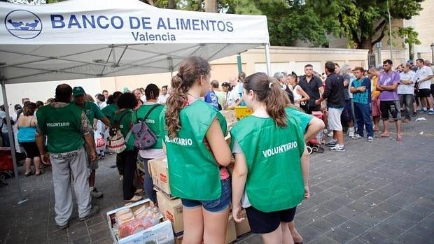 Cola de personas esperando en el reparto de alimentos, tomada en julio de 2015