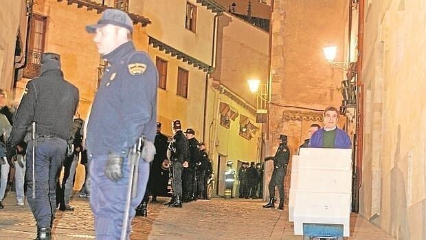 Un funcionario retira documentos del Archivo de Salamanca protegido por la Policía