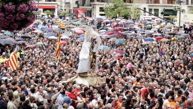 Imagen de archivo durante el traslado de la virgen