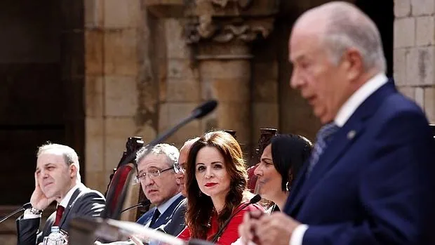 La presidenta de las Cortes, Silvia Clemente, durante la exposición del Procurador del Común, Javier Amoedo en el Pleno celebrado en la Basílica de San Isidoro de la capital leonesa
