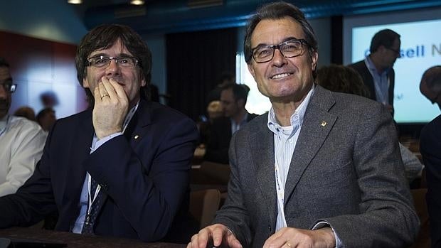 El presidente de CDC y expresidente de la Generalitat de Catalunya, Artur Mas (d), junto al presidente de la Generalitat, Carles Puigdemont (i)