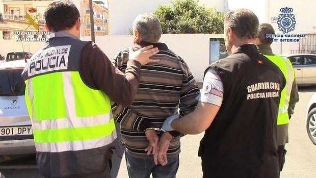 Fotografía facilitada por la Policía Nacional que en una operación conjunta con la Guardia Civil han detenido a dos hombres de 56 y 71 años por atracar a punta de pistola tres sucursales bancarias de Cuenca, Toledo y Móstoles