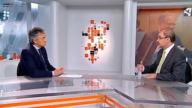 El presidente de Aragón, el socialista Javier Lambán, en una entrevista en la televisión autonómica con el director general del ente, Pepe Quílez