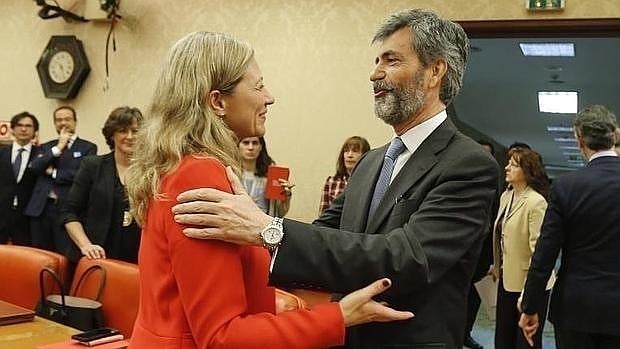 La ya exdiputada Rosell saluda al presidente del Supremo, Carlos Lesmes, el pasado jueves en el Congreso