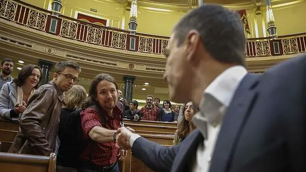 Iglesias y Sánchez se saludan en el último pleno de la legislatura