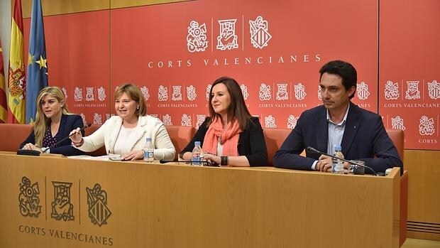 Eva Ortiz, Isabel Bonig, María José Catalá y Vicente Betoret en las Cortes
