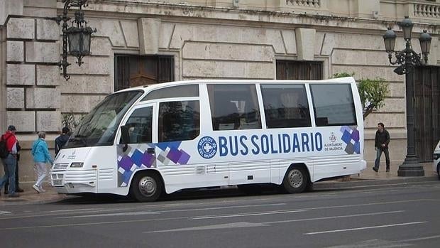 El bus solidario, aparcado ante el Ayuntamiento