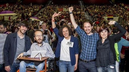 El lider de Podemos, Pablo Iglesias (d), junto al secretario de Organización, Pablo Echenique