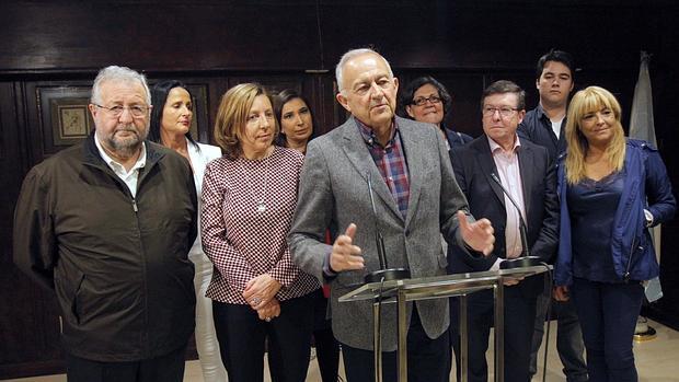 Méndez Romeu, junto a algunos de los compañeros del PSdeG que le han acompañado este viernes