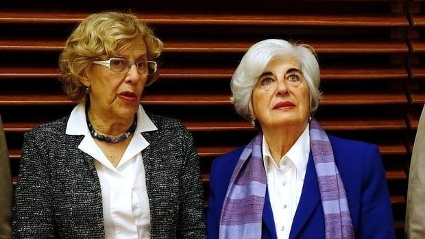 La socialista y abogada Francisca Sauquillo, junto a la alcaldesa de Madrid, Manuela Carmena,