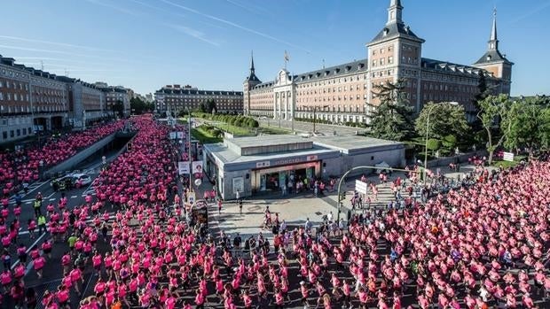 Las participantes pasan por la vieja sede del Ejército del Aire, en Moncloa