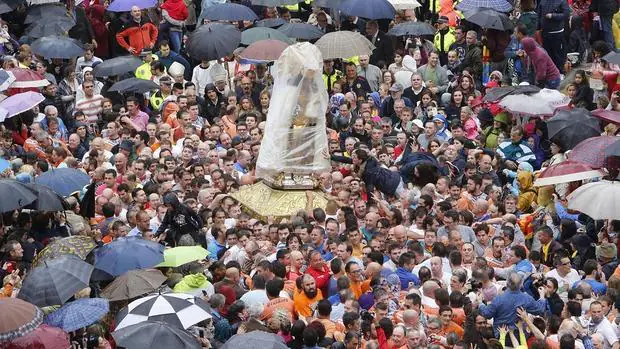 La imagen peregrina de la Virgen, cubierta por la lluvia