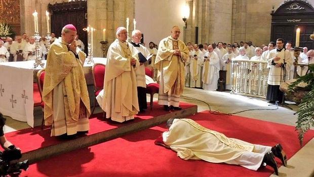 Momento del rito de la ordenación episcopal de Luis Ángel de las Heras en la Catedral de Mondoñedo