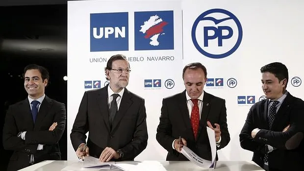 Rajoy y Esparza, presidentes del PP y de UPN, firmando la coalición electoral para el 20-D, junto a Pablo Zalba (izq.) y Óscar Arizcuren (dcha)