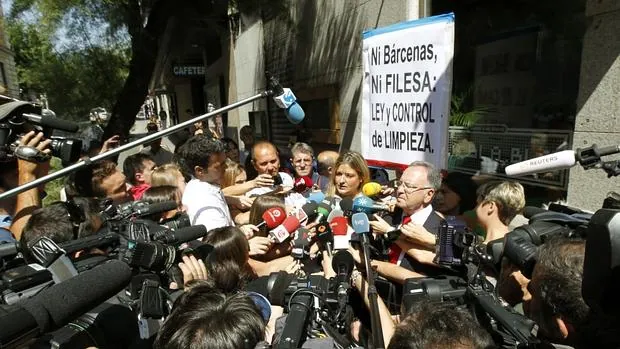 Miguel Bernad habla a los medios, con López Negrete, en una imagen de archivo