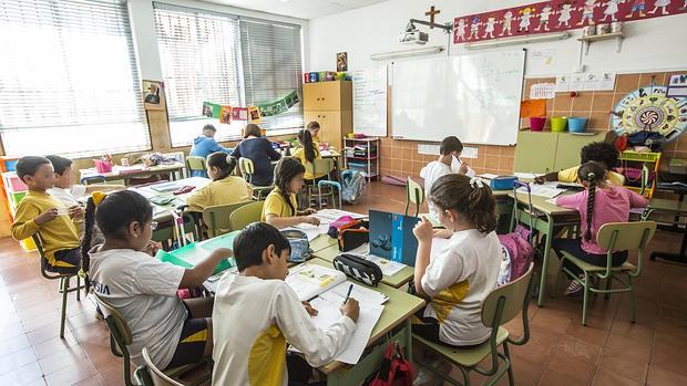 Varios alumnos de un colegio de Valencia en clase