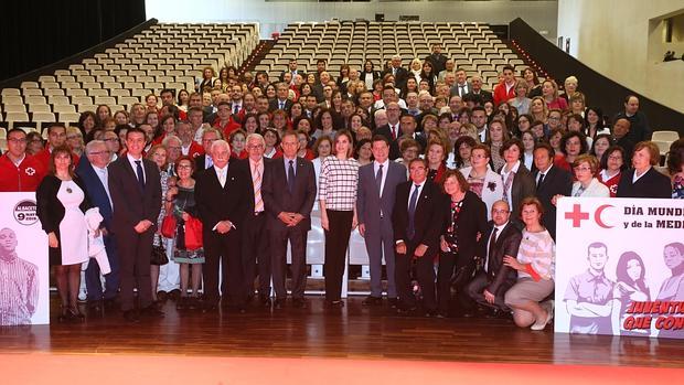 Foto de familia de la Reina con los premiados y responsables de Cruz Roja