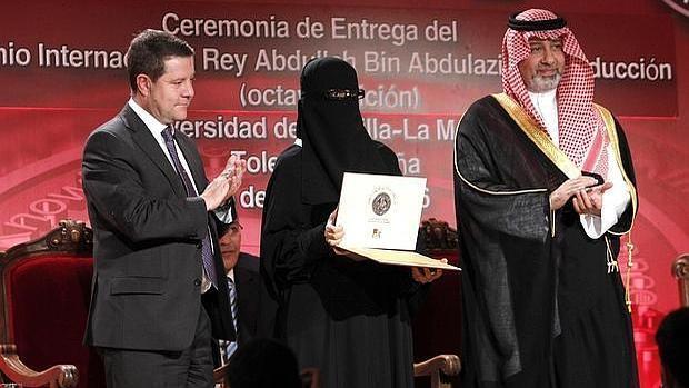 Polémica foto de García-Page con luna mujer con burka