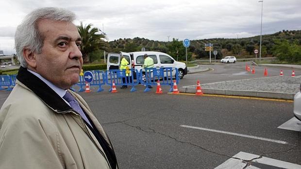 El concejal de Tráfico, Juan José González, supervisando, este martes, los trabajos en la avenida de Madrid