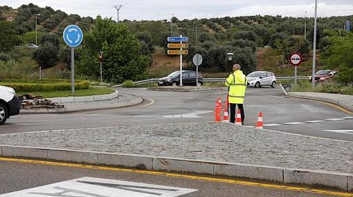 Las fuertes lluvias obligan a cortar el tráfico en la salida de la ciudad por la avenida de Madrid