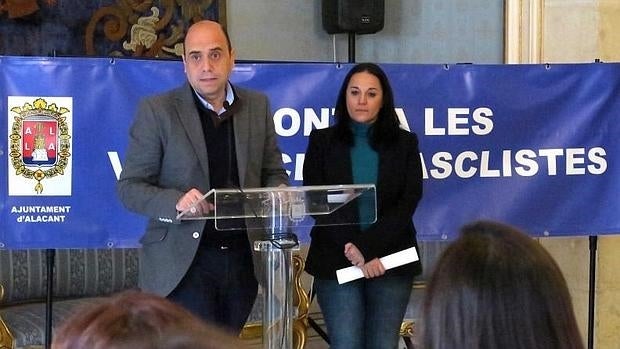 El alcalde y la concejal de Educación, en un acto público.