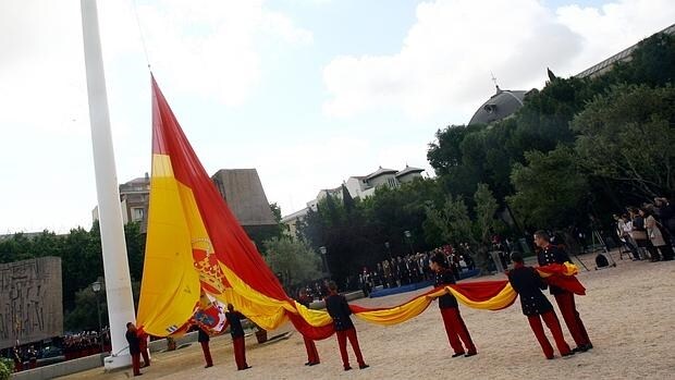 Izado de la Bandera de España en el día de San Isidro, cuando Alberto Ruiz-Gallardón era alcalde
