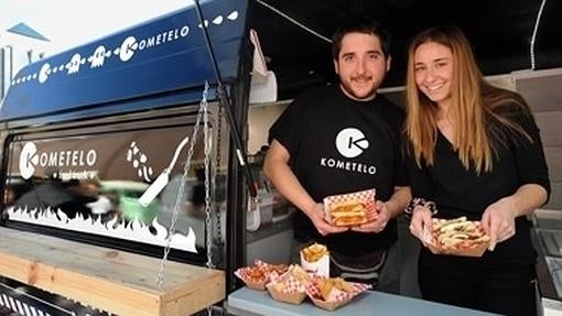 Una veintena de «food trucks» cocinan frente a la estación de Príncipe Pío