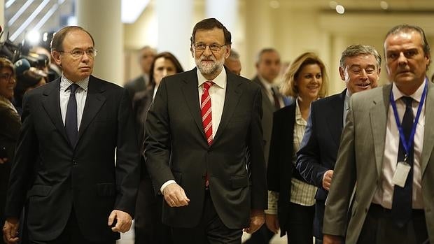 Pío García-Escuderoy Mariano Rajoy, en los pasillos del Senado