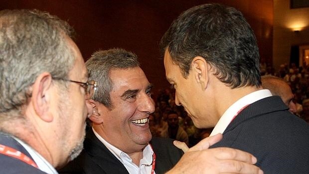 Villarrubia saluda a Sánchez en el congreso autonómico que ganó Tudanca en 2014