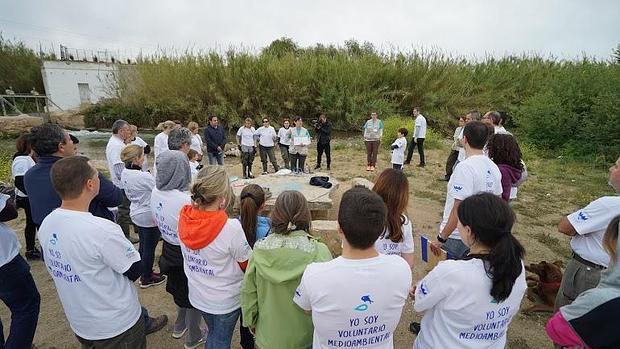 Imagen de el grupo de voluntarios durante la reunión previa