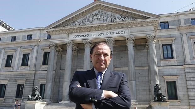 El exparlamentario del PP Vicente Martínez Pujalte, a las puertas del Congreso de los Diputados