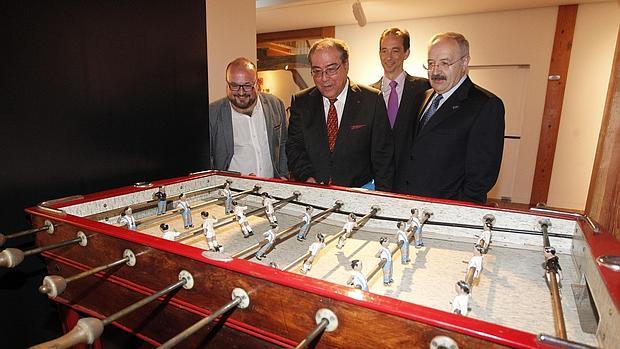 El presidente del Consello da Cultura, junto al presidente de Afundación y responsables de la exposición